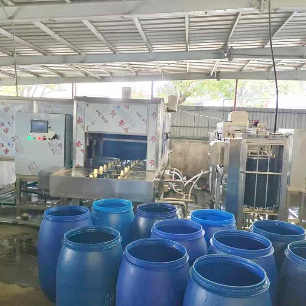 廣東德美精細(xì)化工集團(tuán)股份有限公司隧道式洗桶機(jī)，桶蓋清洗機(jī)使用現(xiàn)場(chǎng)